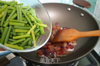 蒜苔炒腊肉的做法步骤：4