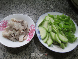 尖椒五花肉炒西葫芦的做法步骤：1
