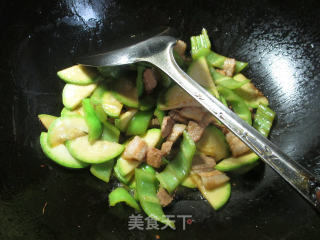 尖椒五花肉炒西葫芦的做法步骤：4