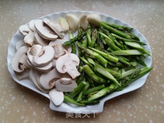 清炒口蘑芦笋的做法步骤：1
