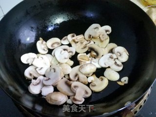 清炒口蘑芦笋的做法步骤：4