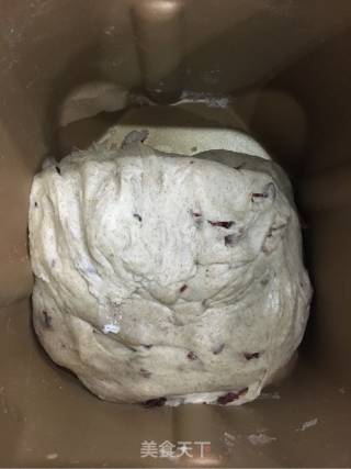 无油黑麦蔓越莓奶酪欧包的做法步骤：1