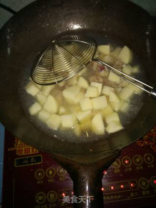 土豆烧排骨的做法步骤：3