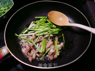 蘑菇炒甜豆的做法步骤：3