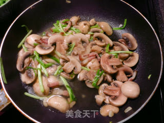 蘑菇炒甜豆的做法步骤：4