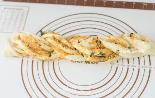 葱香海苔肉松包的做法步骤：7