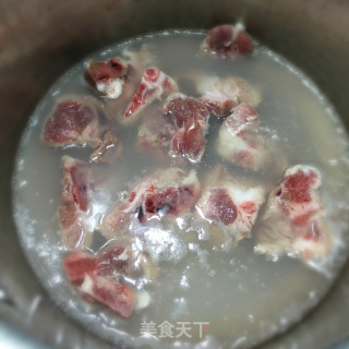 木瓜骨头汤的做法步骤：1