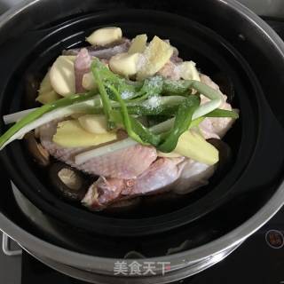 香菇炖鸡的做法步骤：7