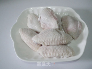 香辣鸡翅的做法步骤：1