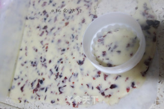 适合烘焙新手的简单又好吃的蔓越莓饼干的做法步骤：8