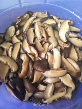 又是一年的端午节，吃粽子是我们的习俗，外面卖的粽子自己吃不习惯，还是自己动手做吧！的做法步骤：5