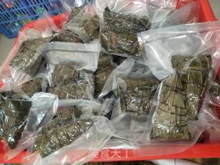 又是一年的端午节，吃粽子是我们的习俗，外面卖的粽子自己吃不习惯，还是自己动手做吧！的做法步骤：14