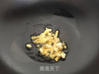 十分钟搞定的快手菜——青椒虾仁的做法步骤：2