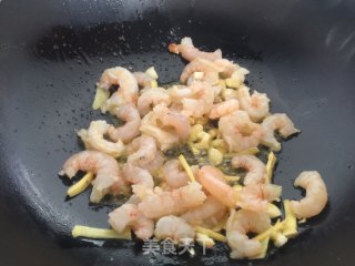 十分钟搞定的快手菜——青椒虾仁的做法步骤：3