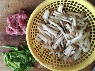 十分钟搞定的快手菜——肉丝蟹味菇的做法步骤：1