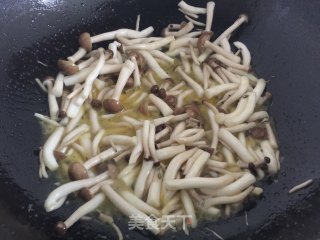 十分钟搞定的快手菜——肉丝蟹味菇的做法步骤：2