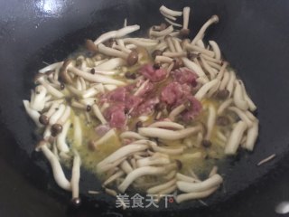 十分钟搞定的快手菜——肉丝蟹味菇的做法步骤：3