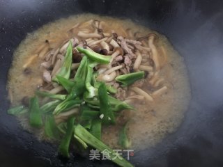 十分钟搞定的快手菜——肉丝蟹味菇的做法步骤：4