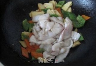 时令鲜蔬小炒潮白黑鱼的做法步骤：7