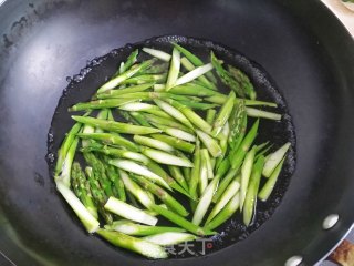 芦笋炒虾仁的做法步骤：3