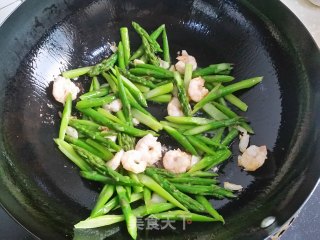 芦笋炒虾仁的做法步骤：5
