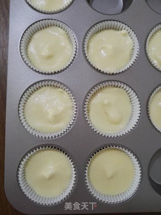 芒果核桃无油纸杯蛋糕的做法步骤：11