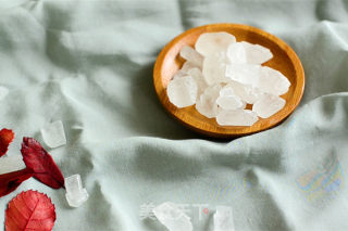 冰糖雪梨银耳枸杞汤的做法步骤：2