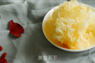 冰糖雪梨银耳枸杞汤的做法步骤：3