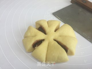 花朵豆沙面包的做法步骤：9