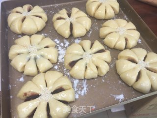 花朵豆沙面包的做法步骤：11