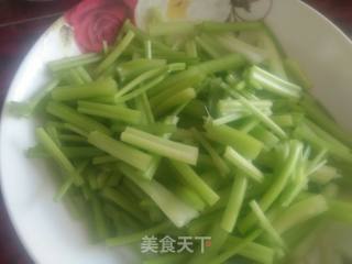 芹菜炒粉条的做法步骤：1