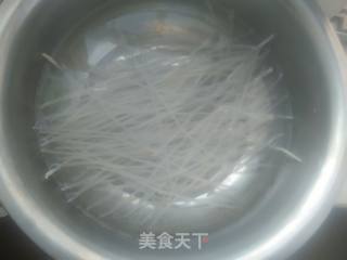 芹菜炒粉条的做法步骤：2