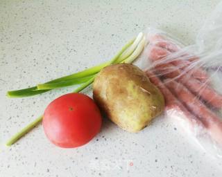 一个人的午餐——西红柿土豆盖浇饭的做法步骤：1