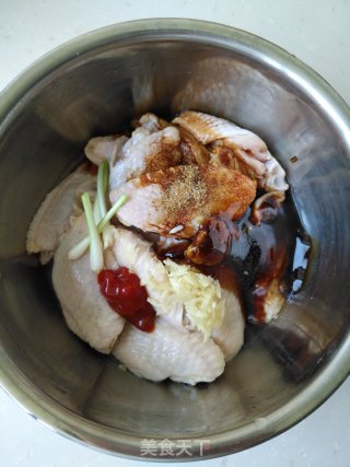 蜜汁烤鸡翅的做法步骤：1