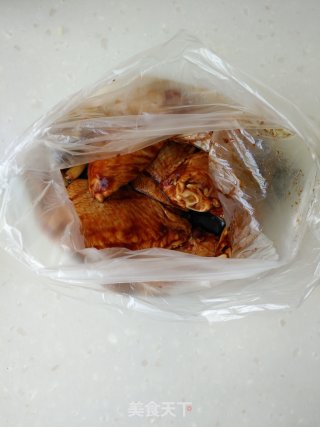 蜜汁烤鸡翅的做法步骤：2