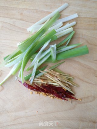 茭白肉丝的做法步骤：1