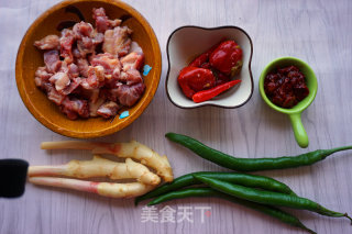 子姜爆鸭的做法步骤：1