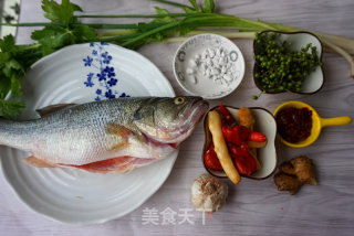 浇汁鲈鱼的做法步骤：1
