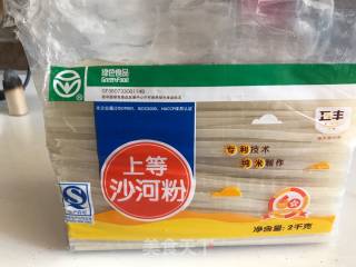 地道美味的干炒牛河的做法步骤：1