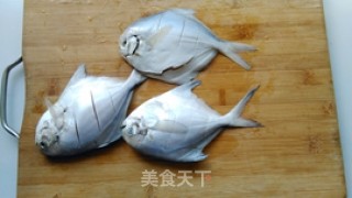 茶香熏鲳鱼的做法步骤：2