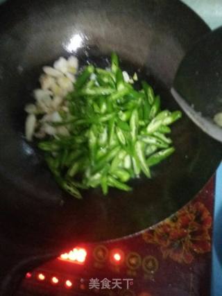 青椒炒蟹腿肉的做法步骤：5