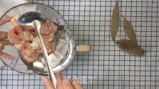 高丽参炖鸡汤的做法步骤：2