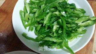 青椒炒墨鱼丝的做法步骤：1