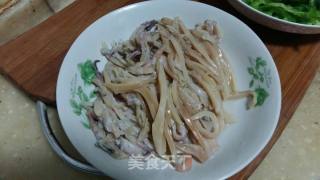 青椒炒墨鱼丝的做法步骤：2