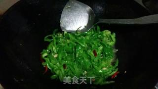 青椒炒墨鱼丝的做法步骤：5