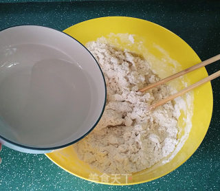 豆腐锅巴韭菜盒子的做法步骤：2