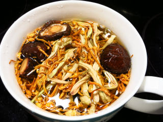 蘑菇豆腐土豆煲的做法步骤：1