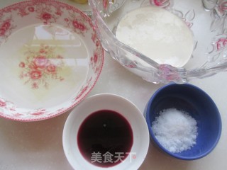 蓝莓双色慕斯的做法步骤：1