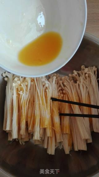 油炸金针菇的做法步骤：2