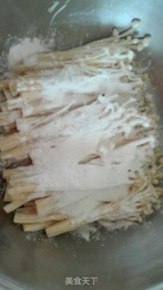 油炸金针菇的做法步骤：4